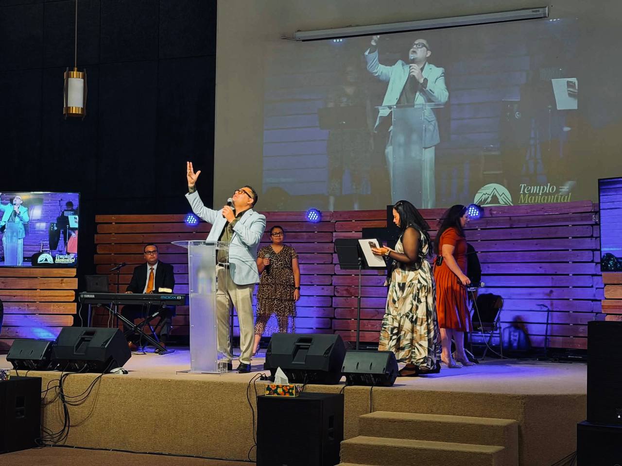 Familia congregada en Templo Manantial Victorville